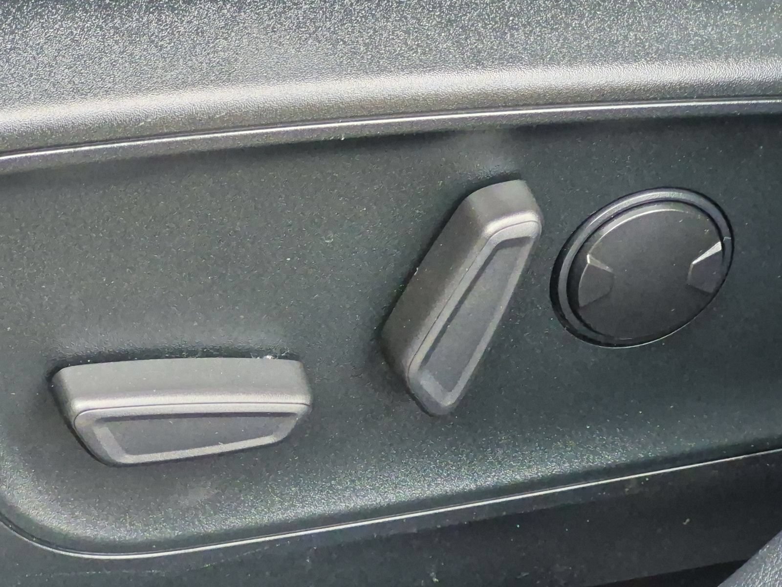 Used 2022 Ford Escape SE w/ SE Sport Appearance Package FWD image 17