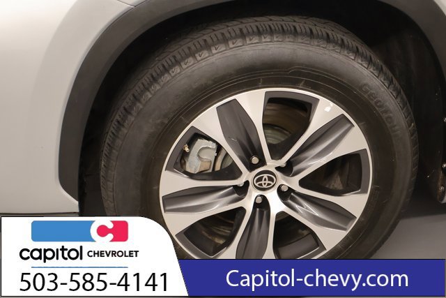 Used 2022 Toyota Highlander XLE AWD/4WD image 8