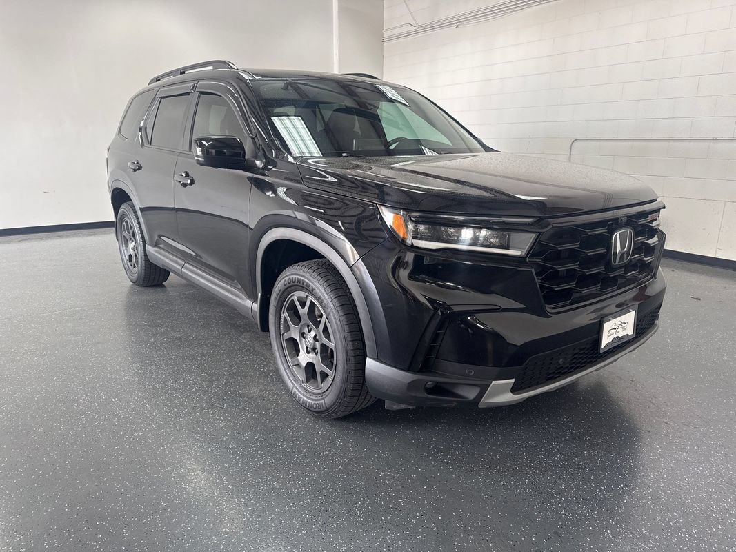 Used 2025 Honda Pilot TrailSport image 2