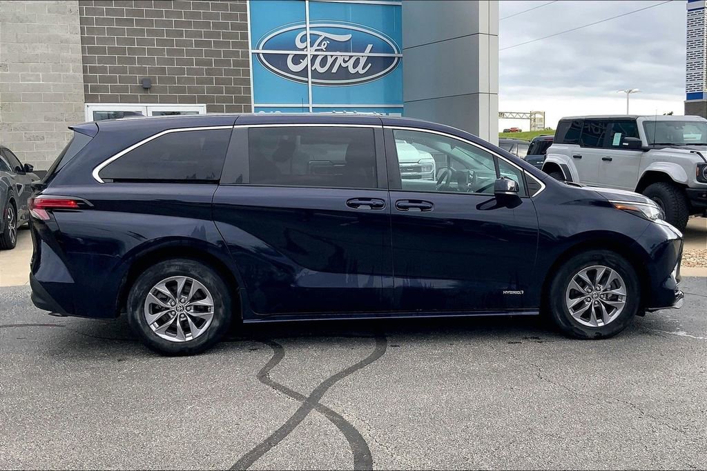 Used 2021 Toyota Sienna LE FWD image 5