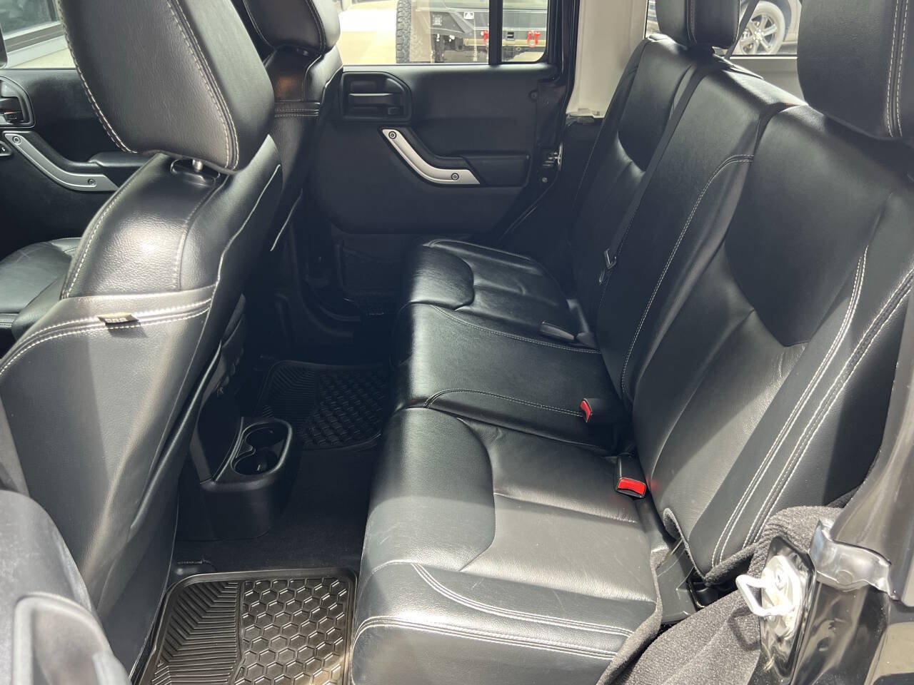 Used 2015 Jeep Wrangler Unlimited Sahara w/ Connectivity Group AWD/4WD image 18