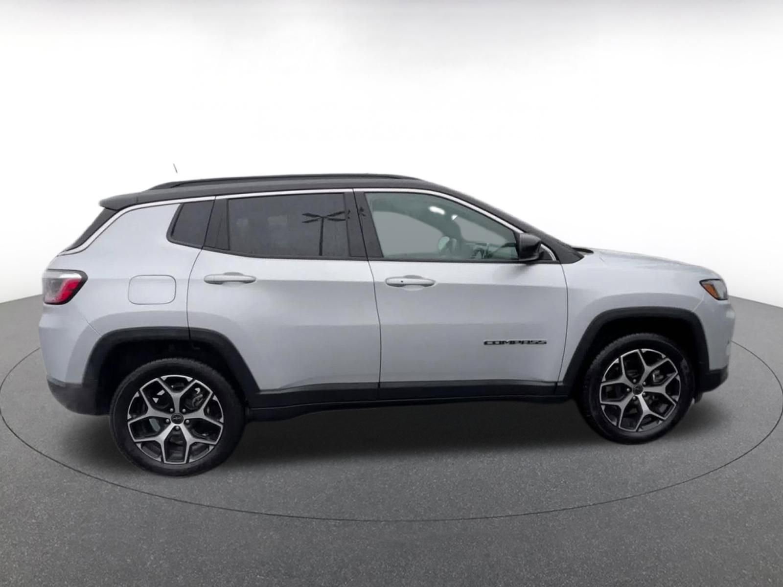 Used 2025 Jeep Compass Limited image 16