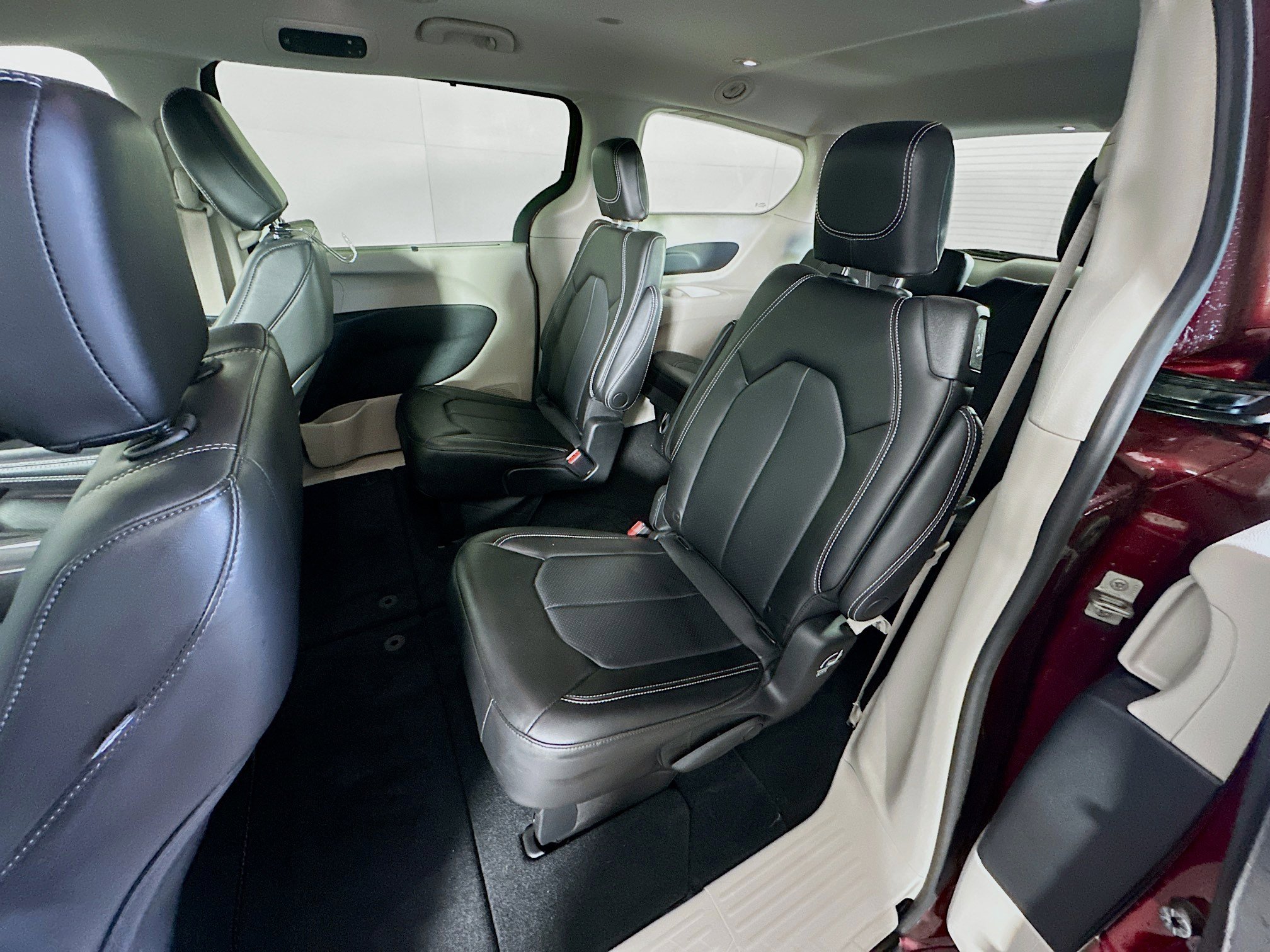 Used 2023 Chrysler Pacifica Touring-L image 27