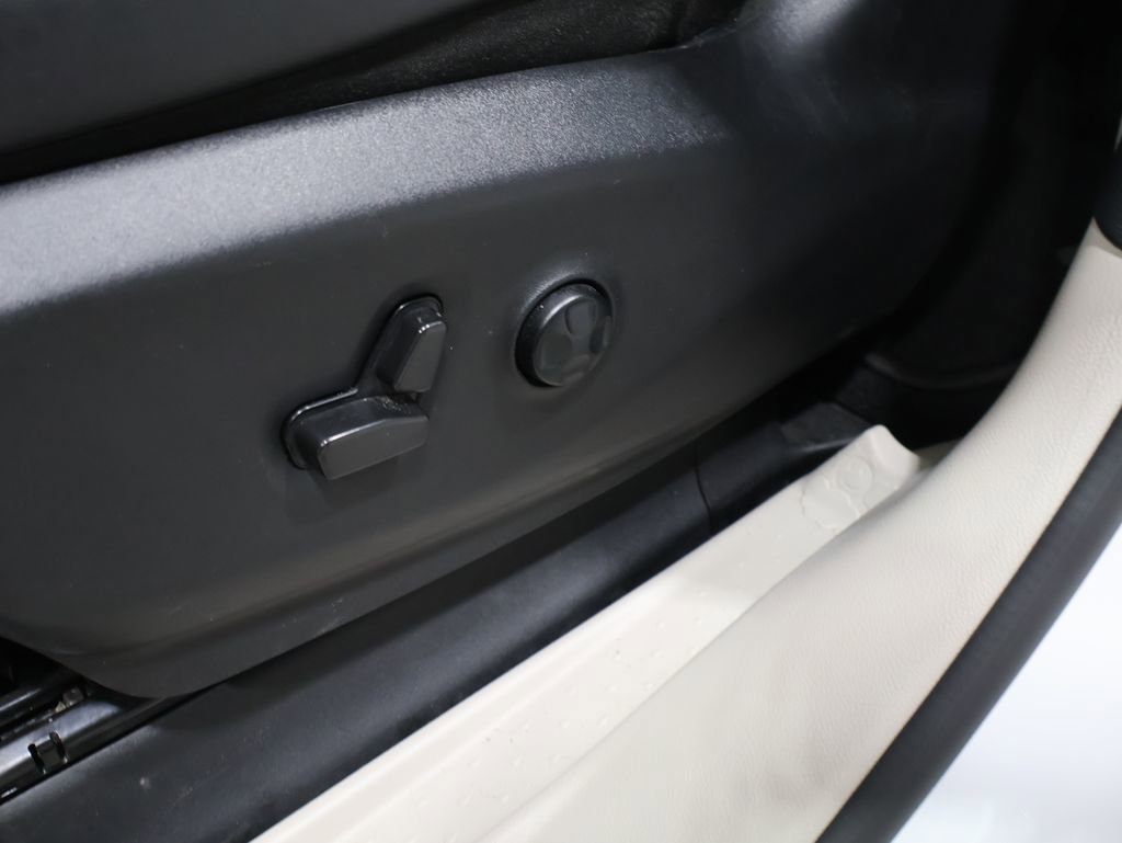 Certified 2023 Chrysler Pacifica Limited image 13