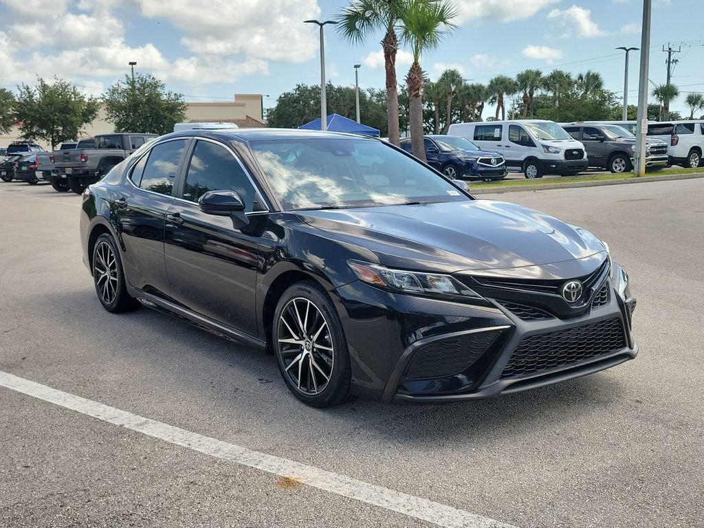 Used 2021 Toyota Camry SE FWD image 3