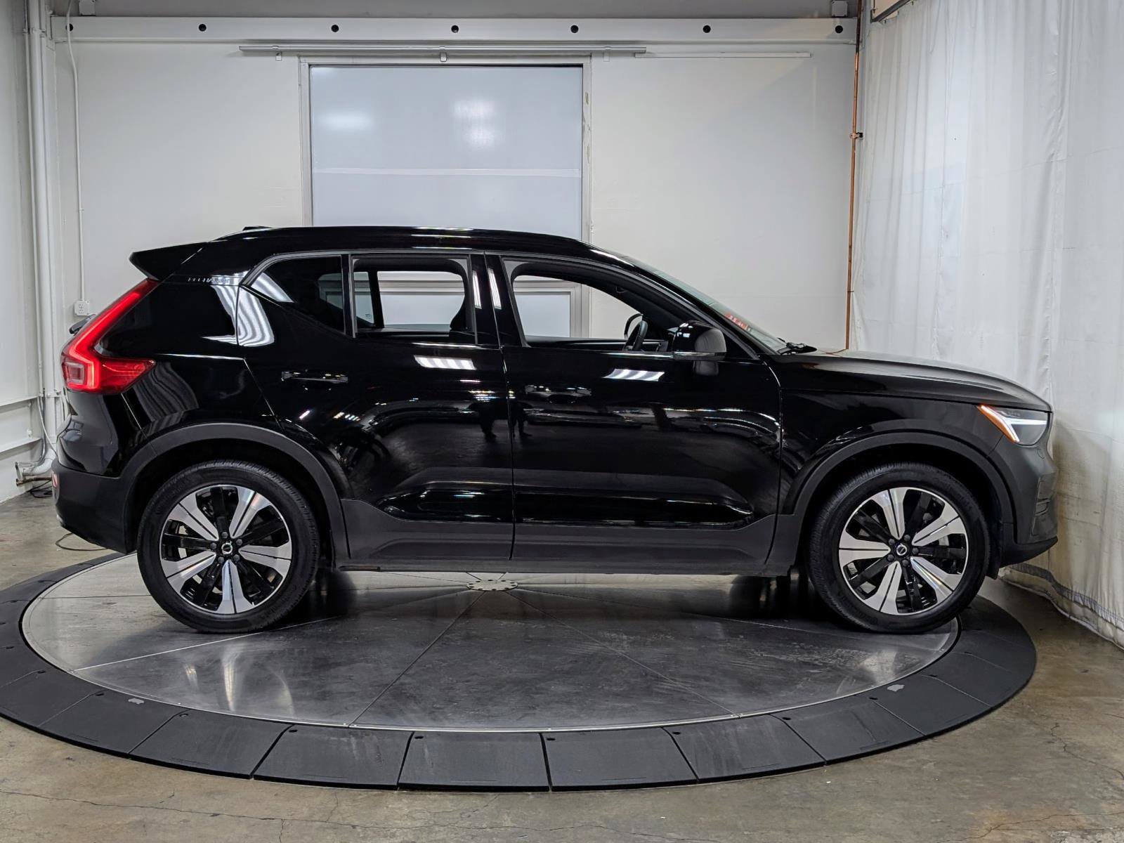 Used 2023 Volvo XC40 Recharge Core image 10