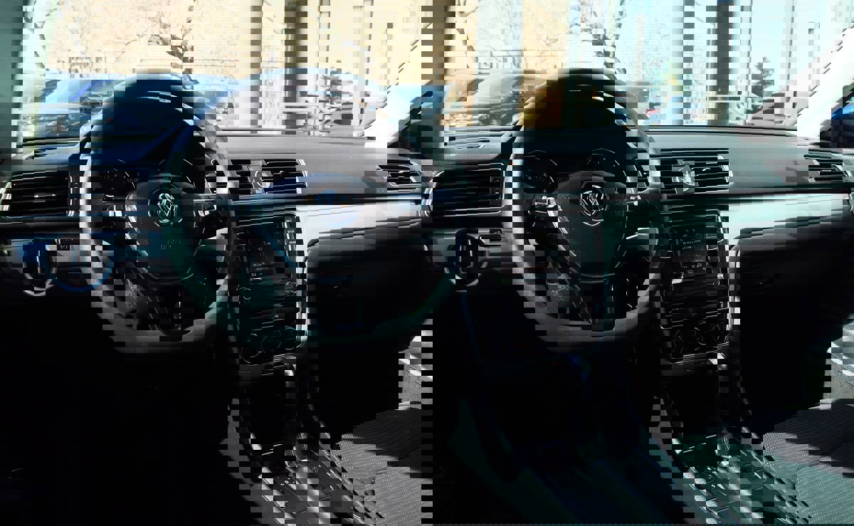 Used 2017 Volkswagen Passat 1.8T S image 35