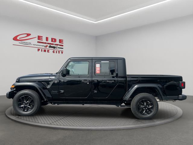 Used 2022 Jeep Gladiator Sport image 2