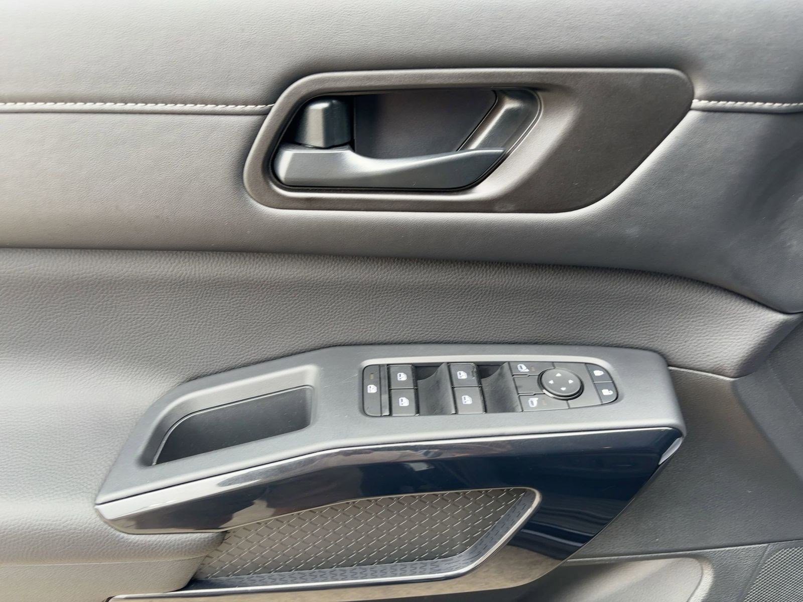 Used 2025 Nissan Pathfinder SV image 13