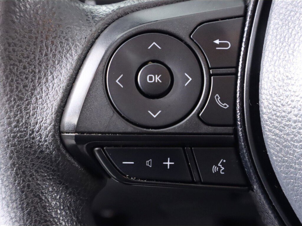 Used 2021 Toyota RAV4 LE image 12