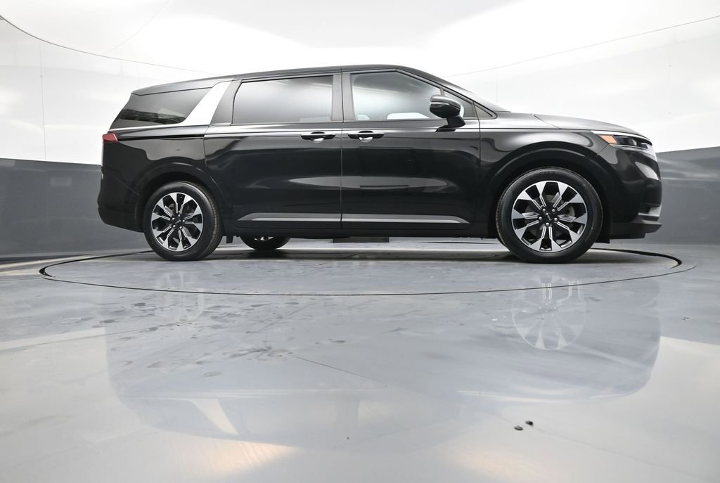 Certified 2023 Kia Carnival EX image 29