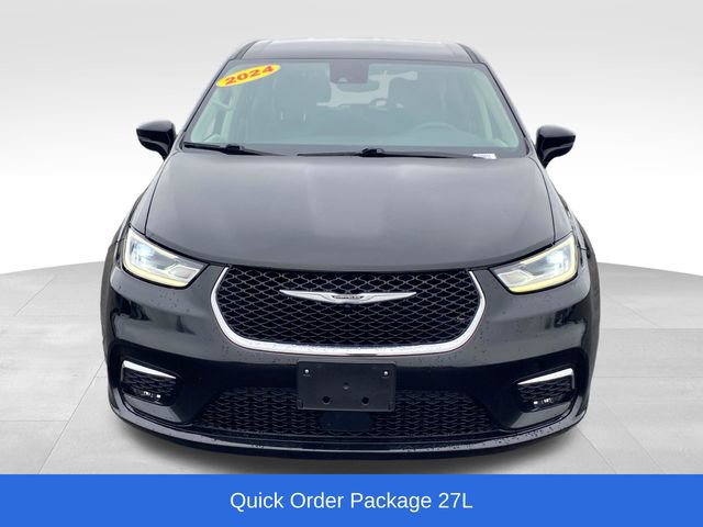 Used 2024 Chrysler Pacifica Touring-L FWD image 2