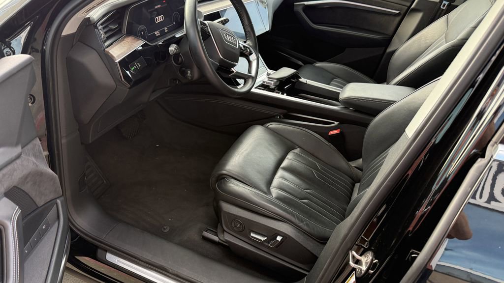 Used 2019 Audi e-tron Prestige w/ Prestige Package image 2