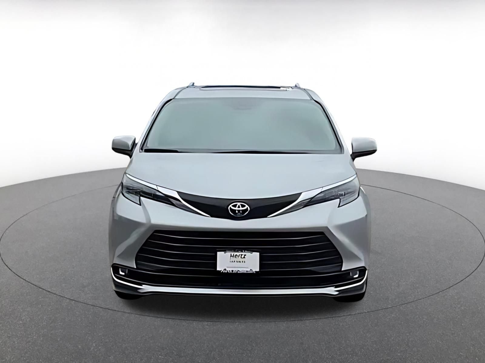 Used 2025 Toyota Sienna XLE FWD image 4