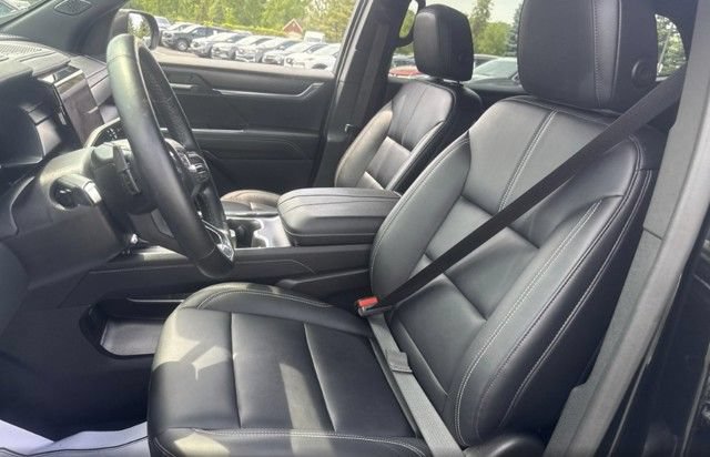 Used 2024 GMC Acadia Elevation w/ Luxury Package FWD image 3