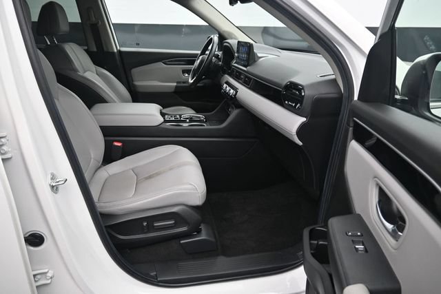 Used 2025 Honda Pilot Touring image 10