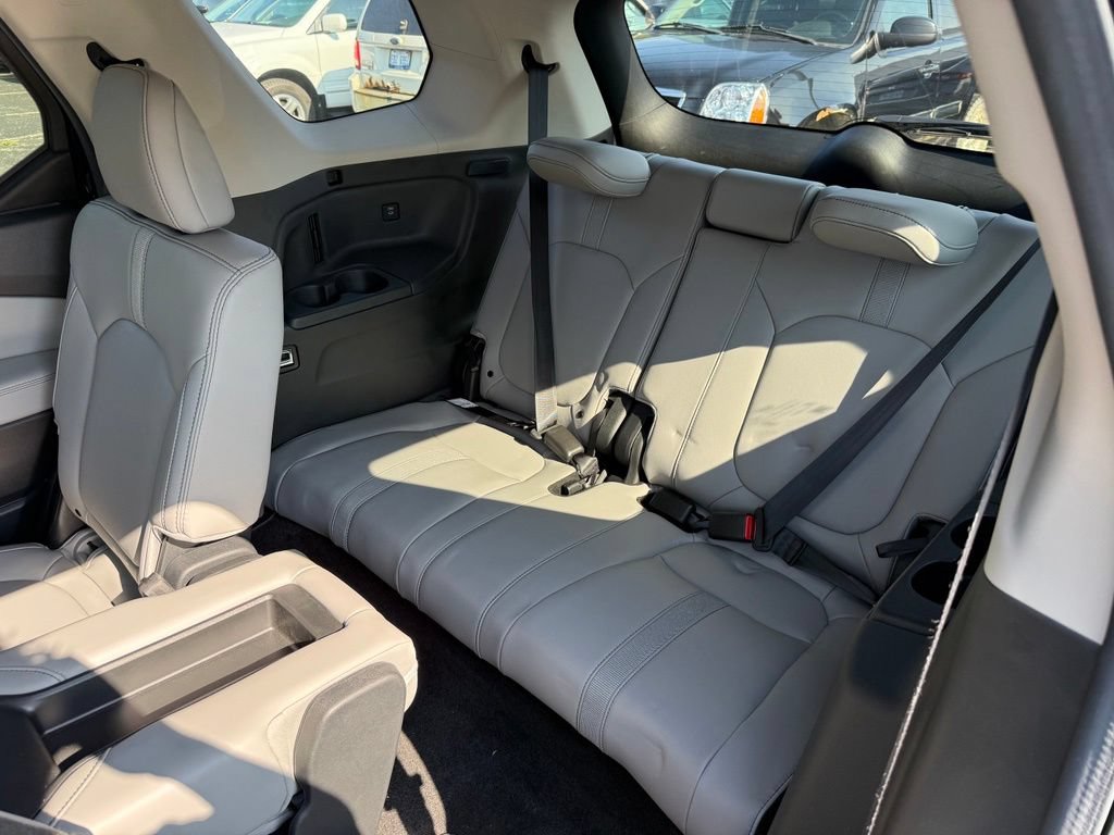 Used 2025 Honda Pilot EX-L image 6