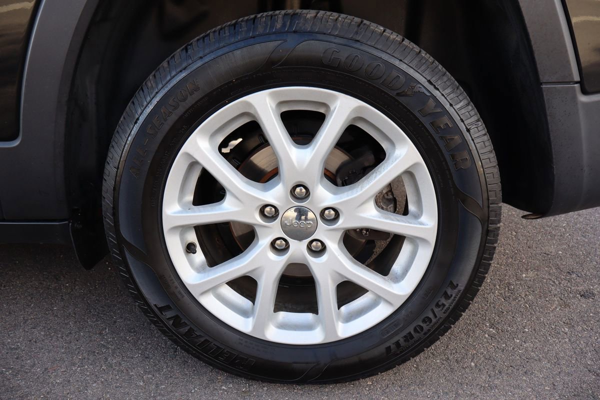 Used 2017 Jeep Cherokee Latitude FWD image 42