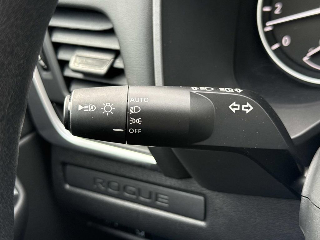 Used 2025 Nissan Rogue S AWD/4WD image 11