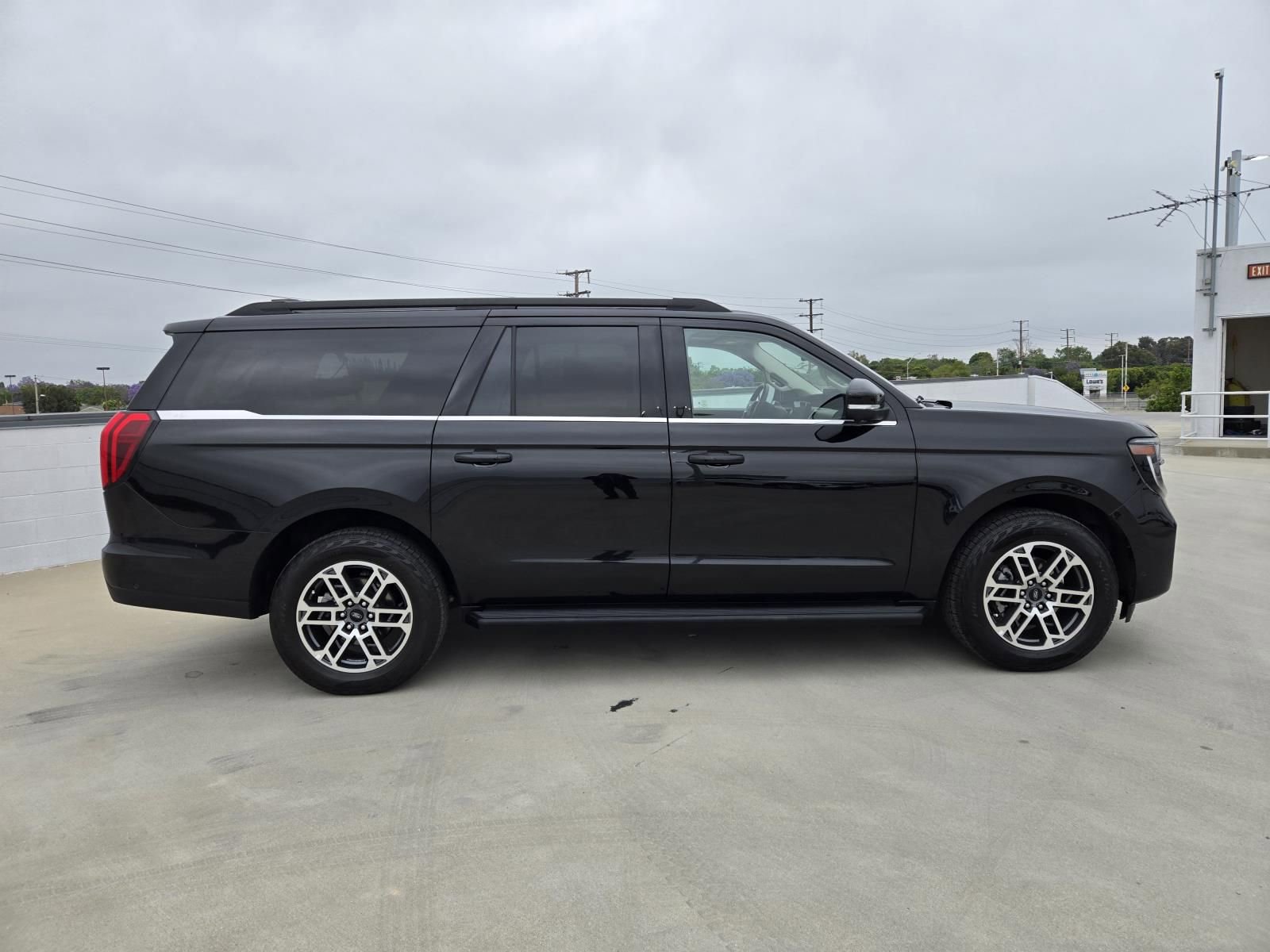 Used 2025 Ford Expedition Max Active AWD/4WD image 2