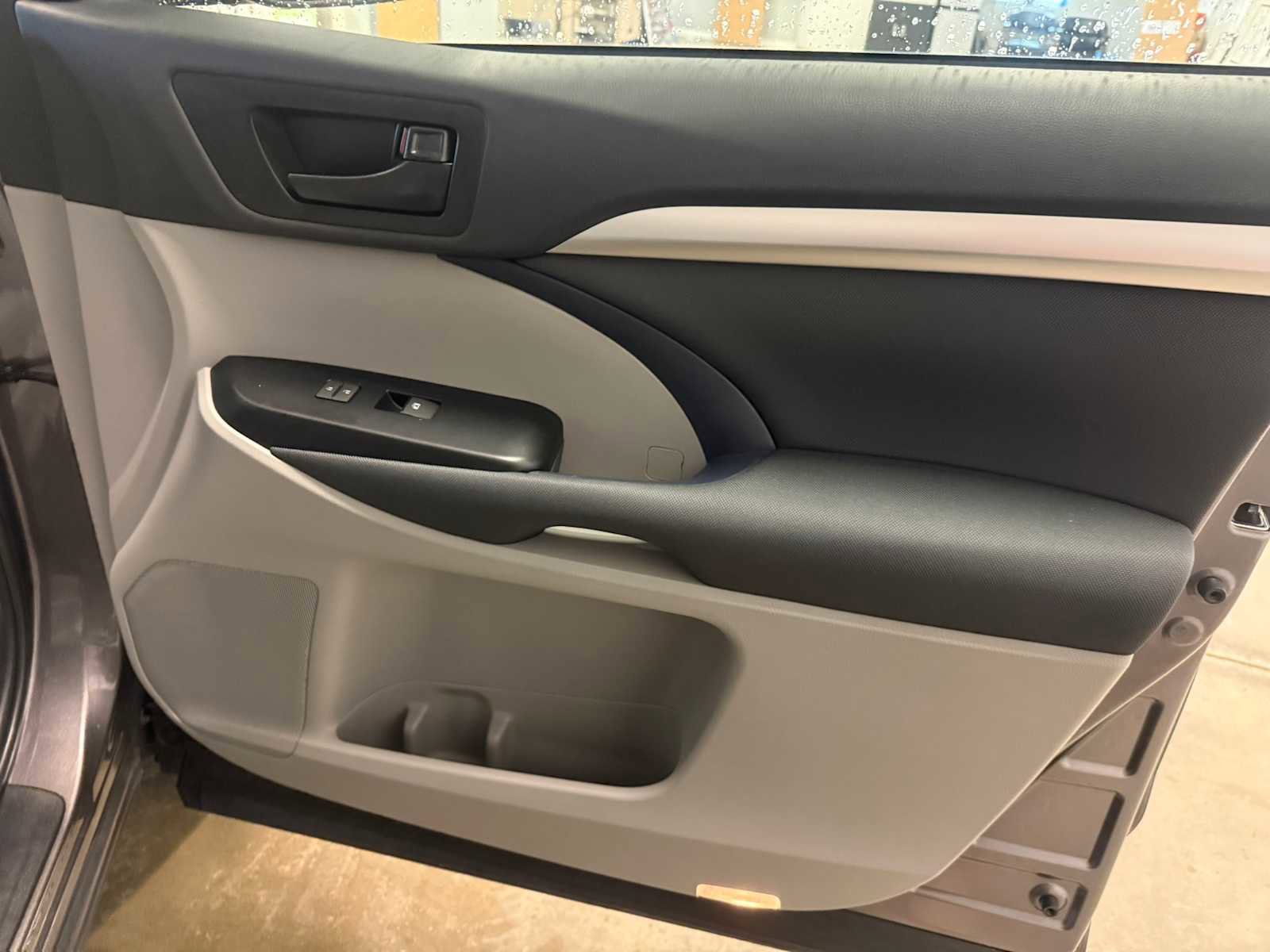 Used 2019 Toyota Highlander LE AWD/4WD image 28