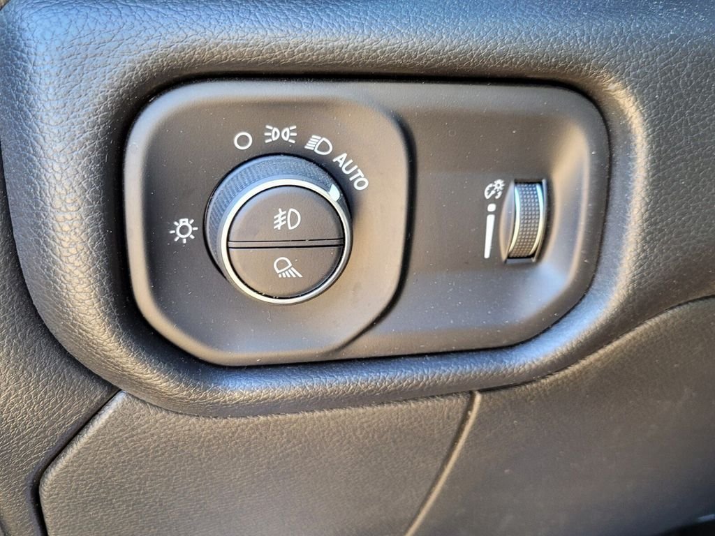 Used 2025 RAM 3500 Tradesman w/ Chrome Appearance Group AWD/4WD image 28