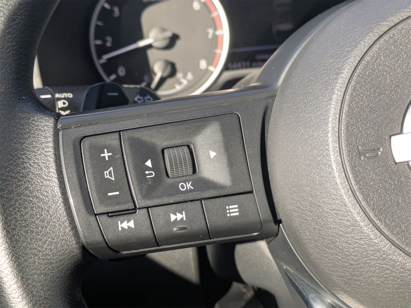 Used 2024 Nissan Rogue SV image 27