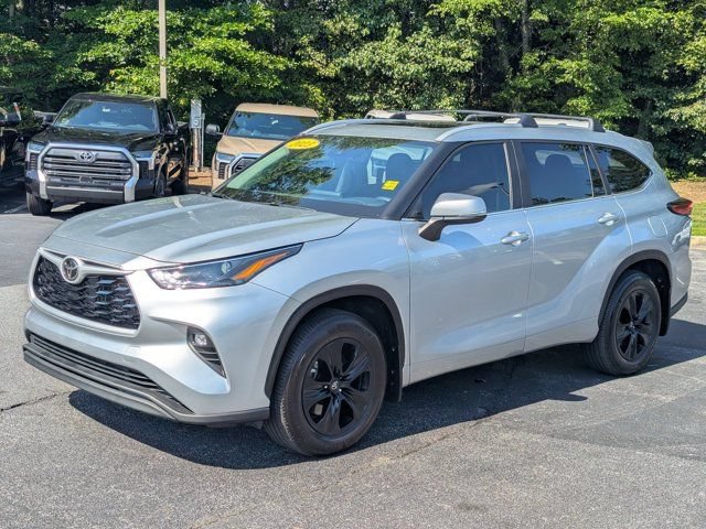 Used 2023 Toyota Highlander XLE AWD/4WD image 3
