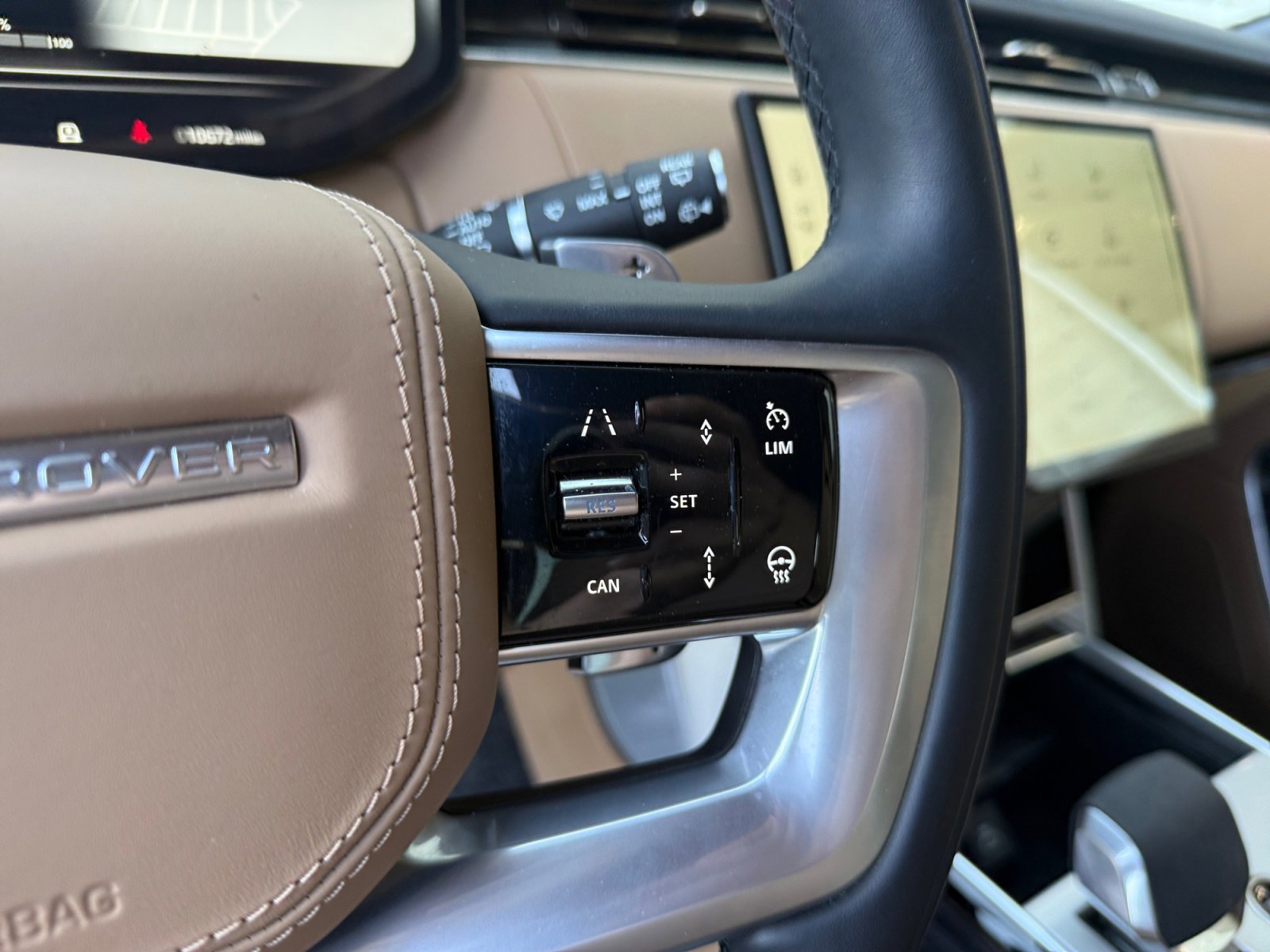 Used 2025 Land Rover Range Rover SE image 31