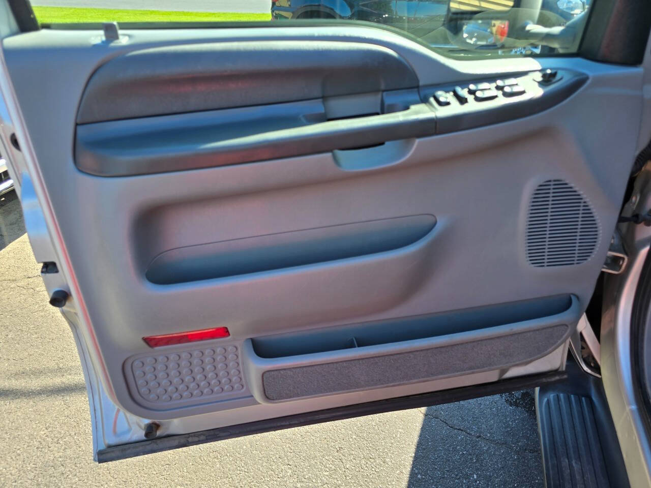 Used 2004 Ford Excursion XLT AWD/4WD image 14