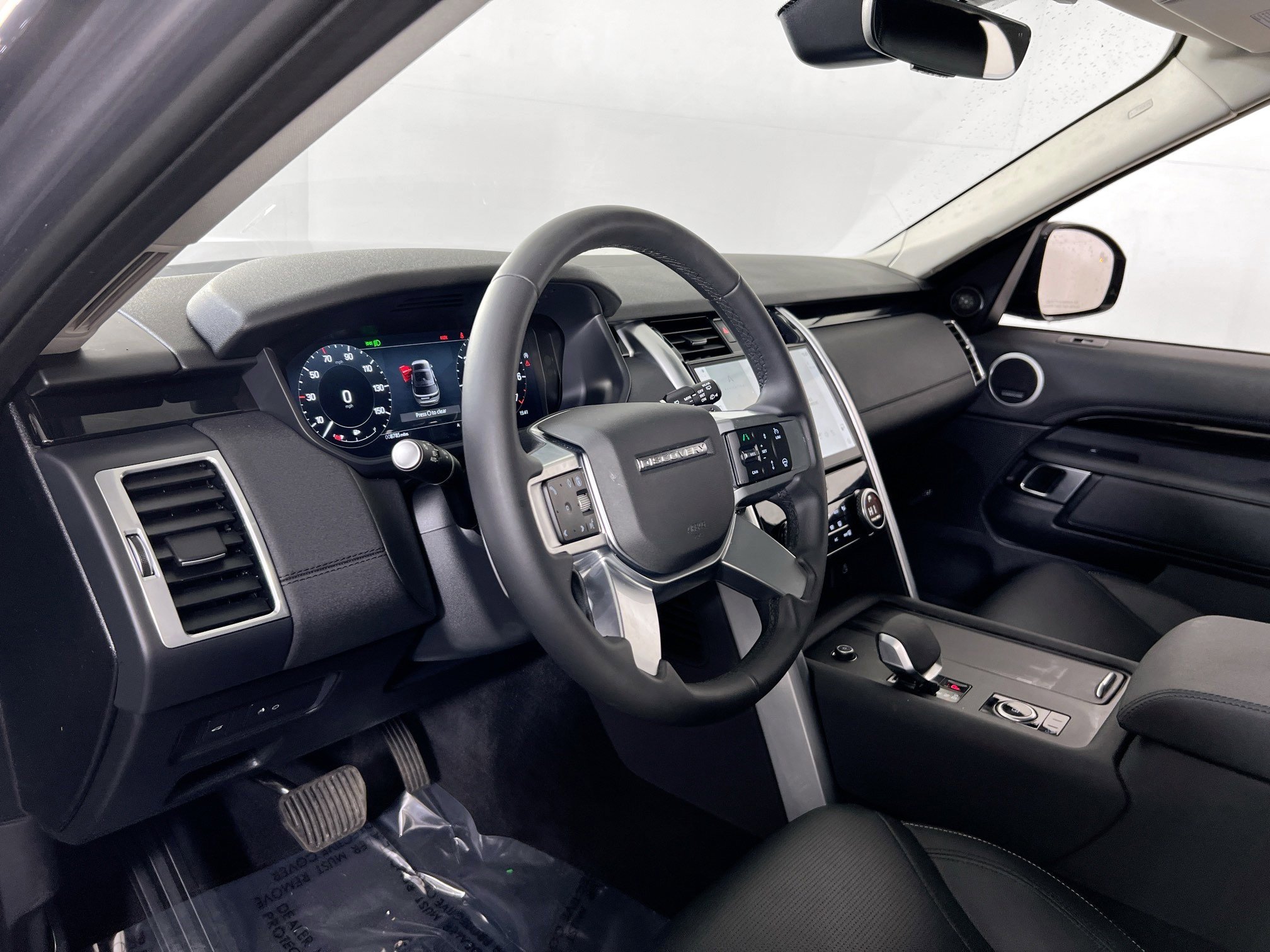 Used 2024 Land Rover Discovery S image 9