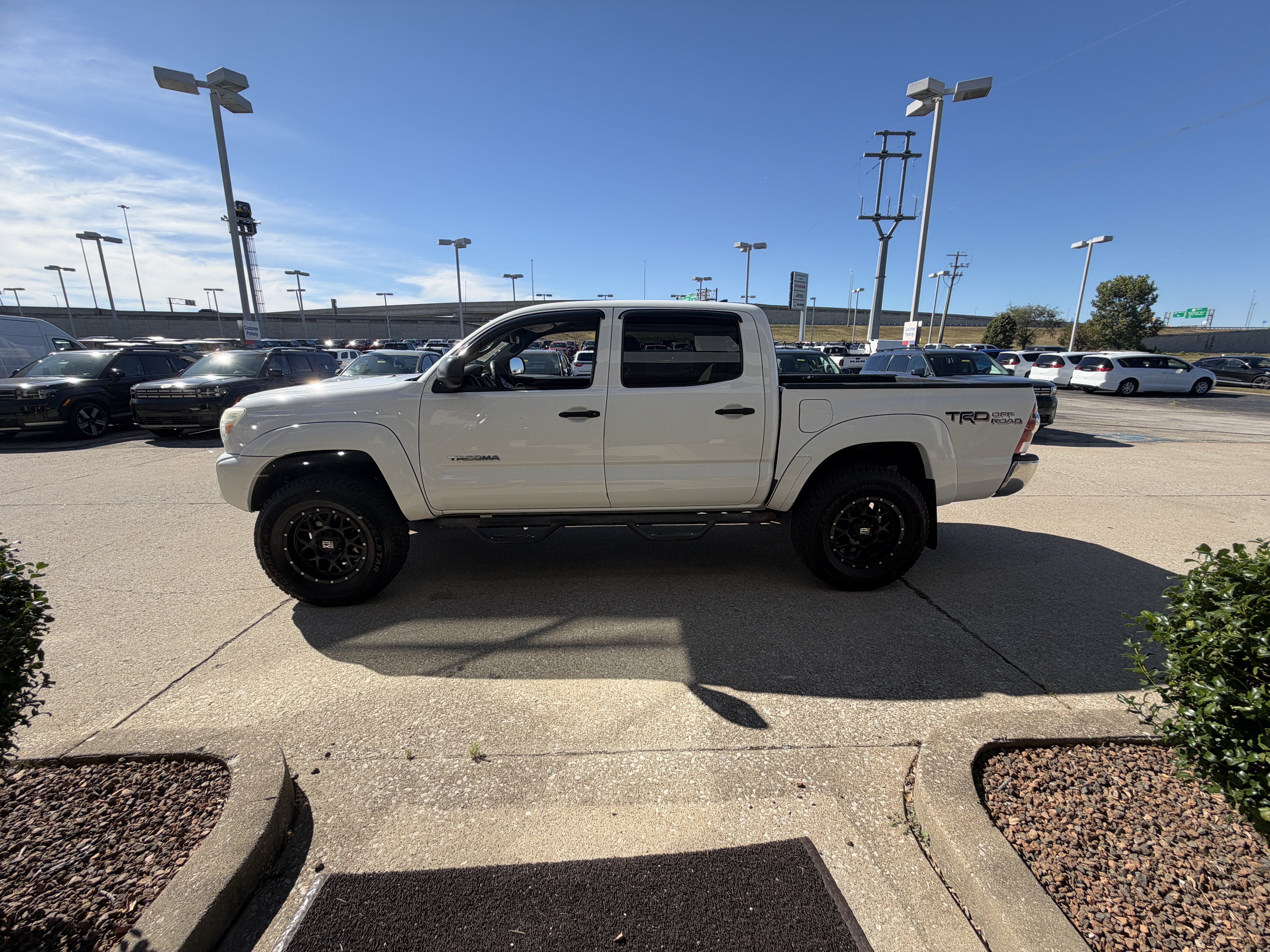 Used 2014 Toyota Tacoma 4x4 Double Cab w/ TRD Off-Road Package image 12