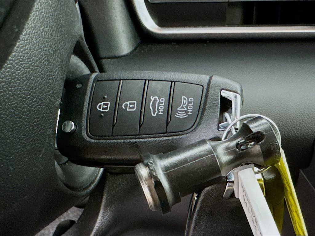 Certified 2025 Hyundai Elantra SE image 33