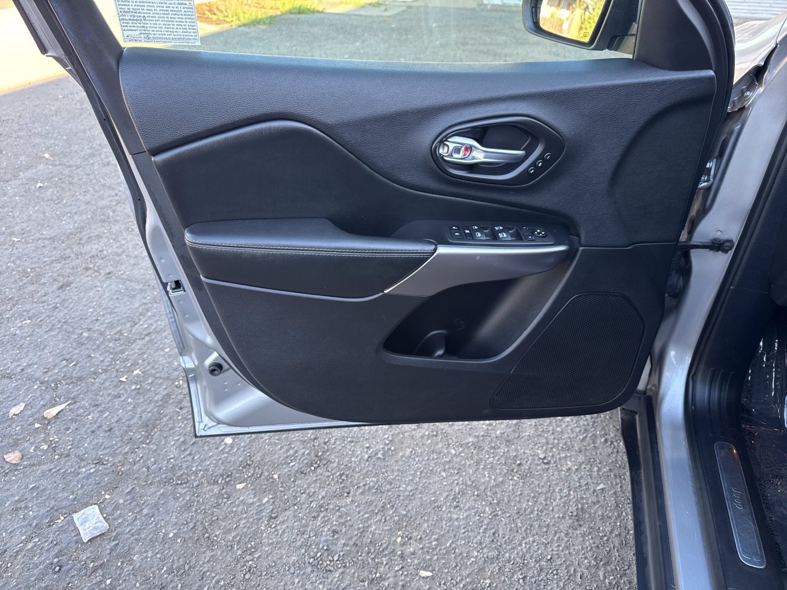 Used 2020 Jeep Cherokee Limited FWD image 10