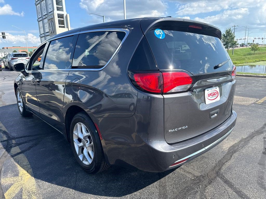 Used 2019 Chrysler Pacifica Touring Plus w/ Tire & Wheel Group FWD image 8