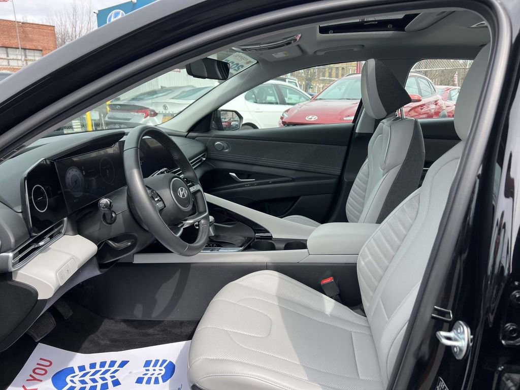 Certified 2025 Hyundai Elantra Limited image 18