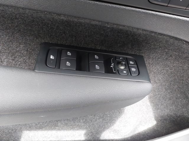 Certified 2026 Volvo XC40 B5 Plus AWD/4WD image 19