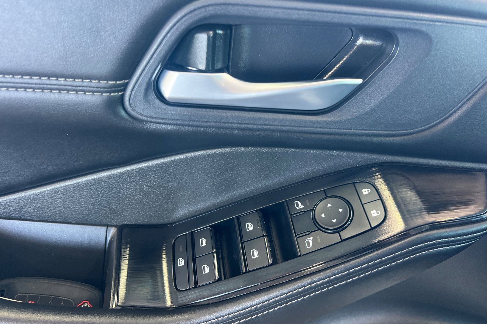 Used 2024 Nissan Rogue SV w/ SV Premium Package image 8