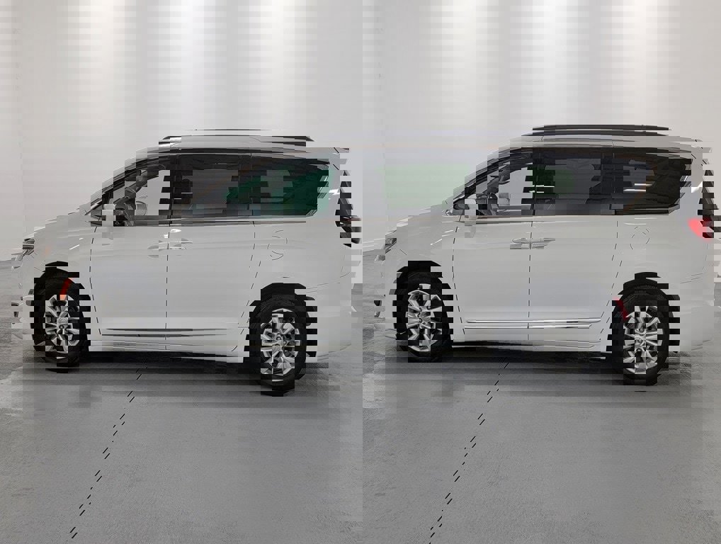 Used 2017 Chrysler Pacifica Touring-L image 5