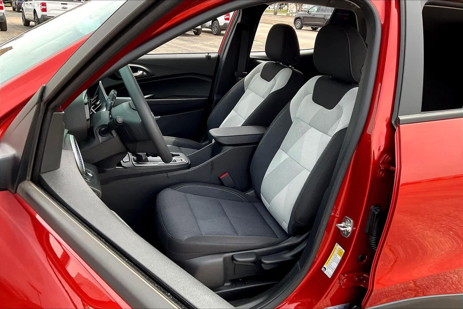 Used 2024 Chevrolet Trax LS w/ LS Convenience Package FWD image 8