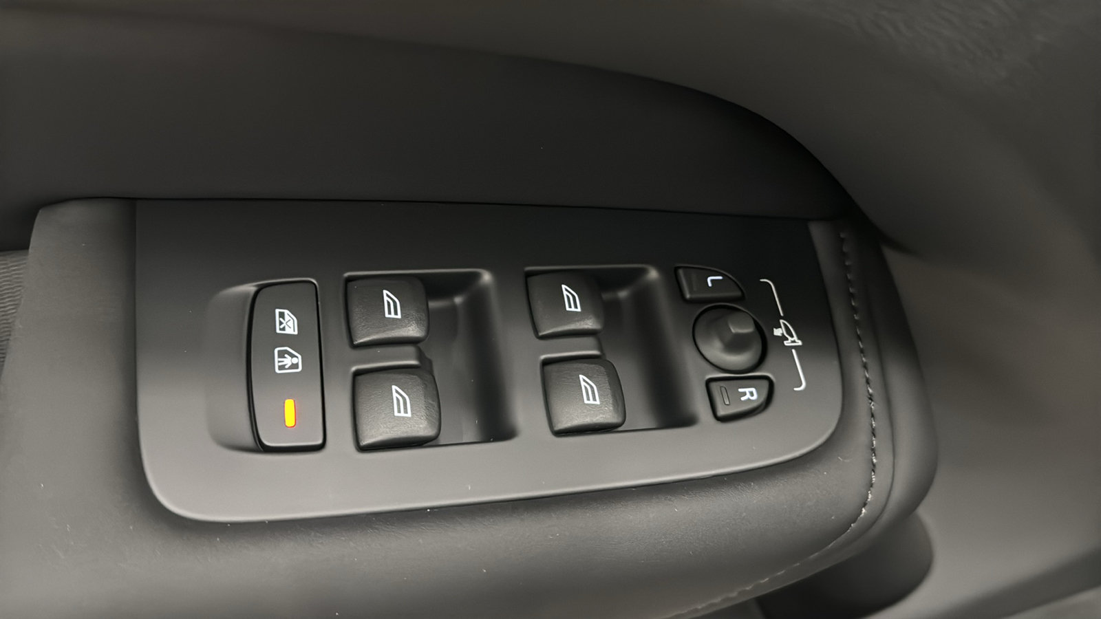 New 2027 Volvo XC60 T8 Plus AWD/4WD image 22