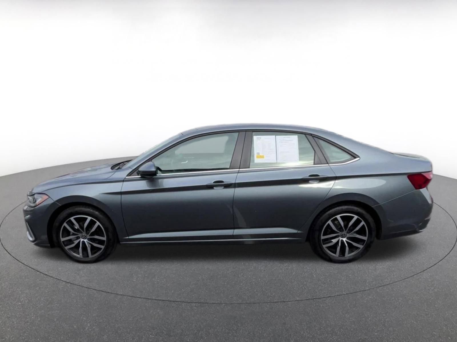 Used 2025 Volkswagen Jetta SE image 10