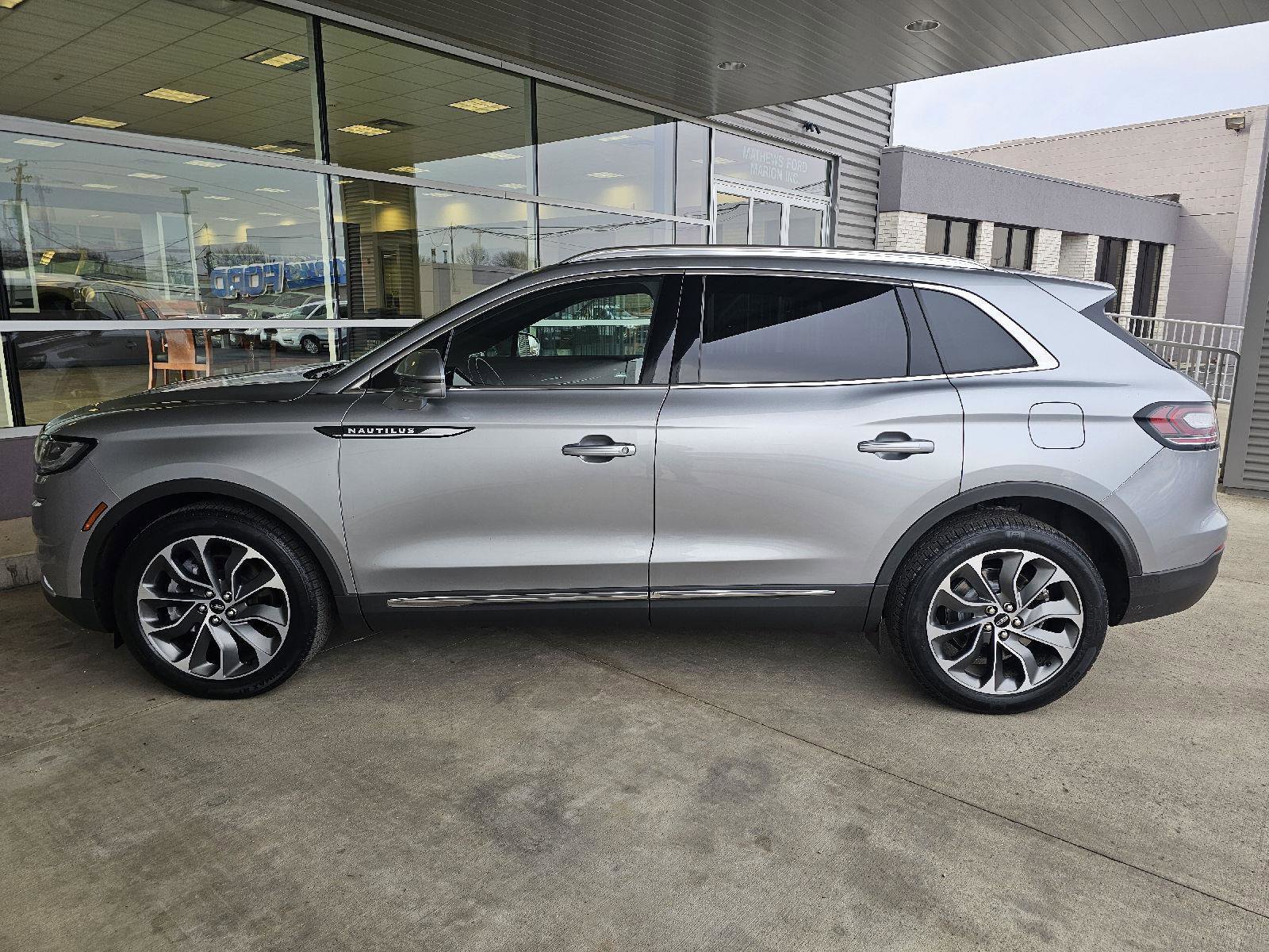 Used 2022 Lincoln Nautilus Reserve AWD/4WD image 2