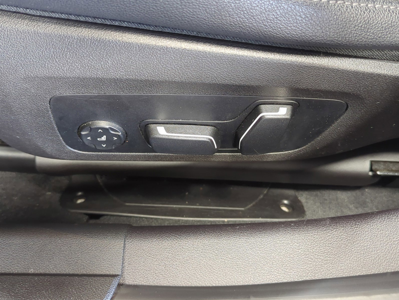 Used 2024 BMW 330e xDrive image 16