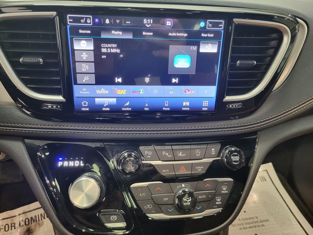 Used 2025 Chrysler Pacifica Pinnacle w/ Trailer Tow Group image 13