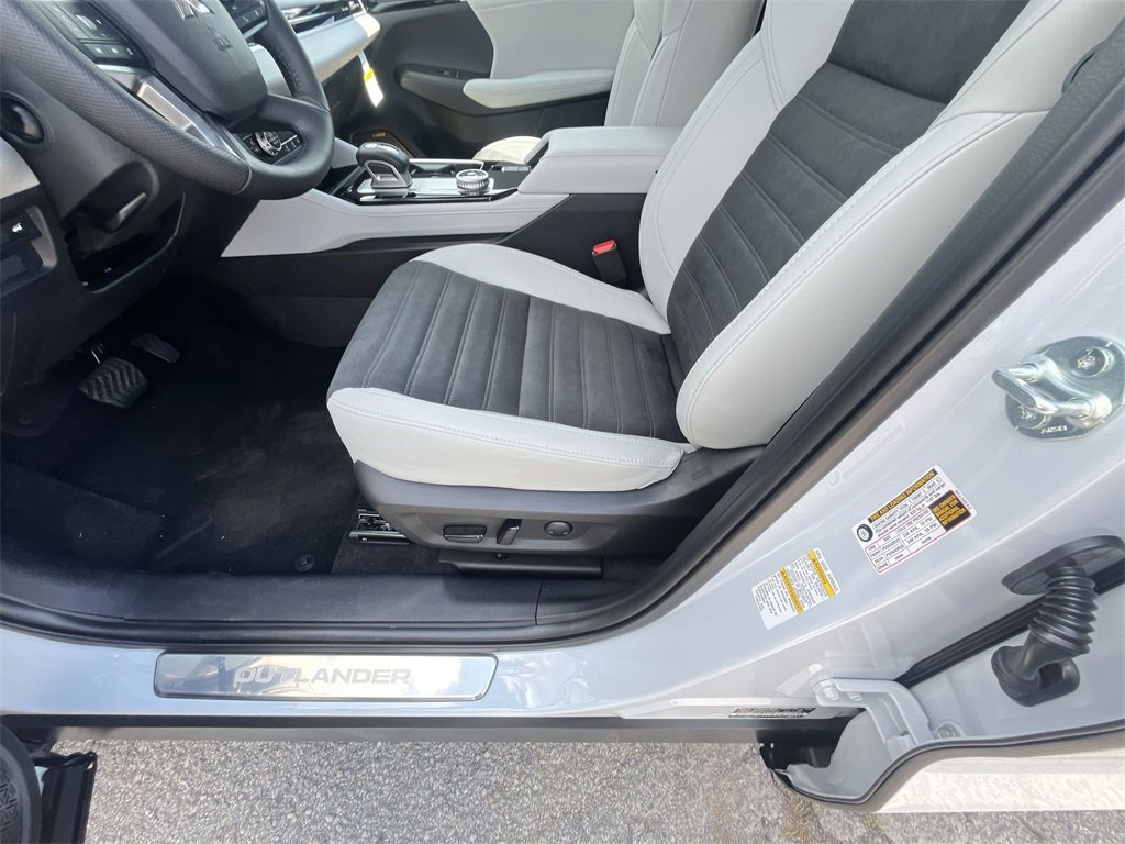 New 2025 Mitsubishi Outlander SE image 12