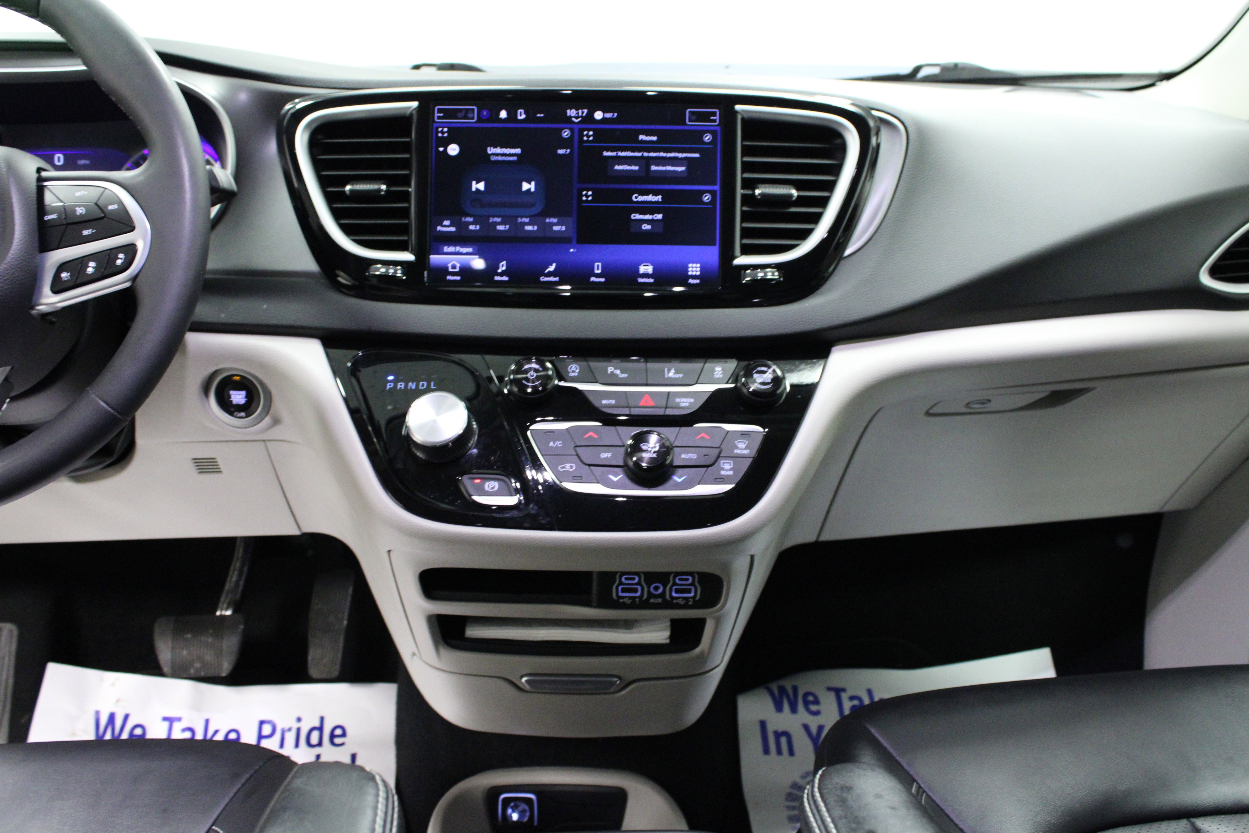 Used 2024 Chrysler Pacifica Touring-L image 19