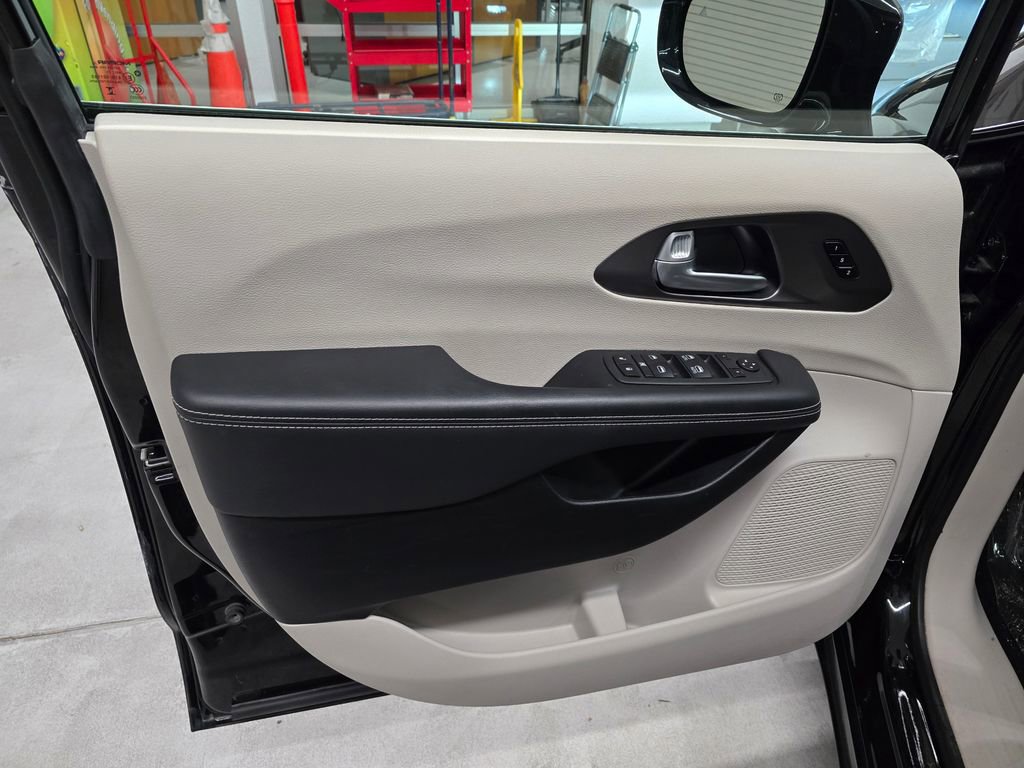 Certified 2024 Chrysler Pacifica Touring-L image 13