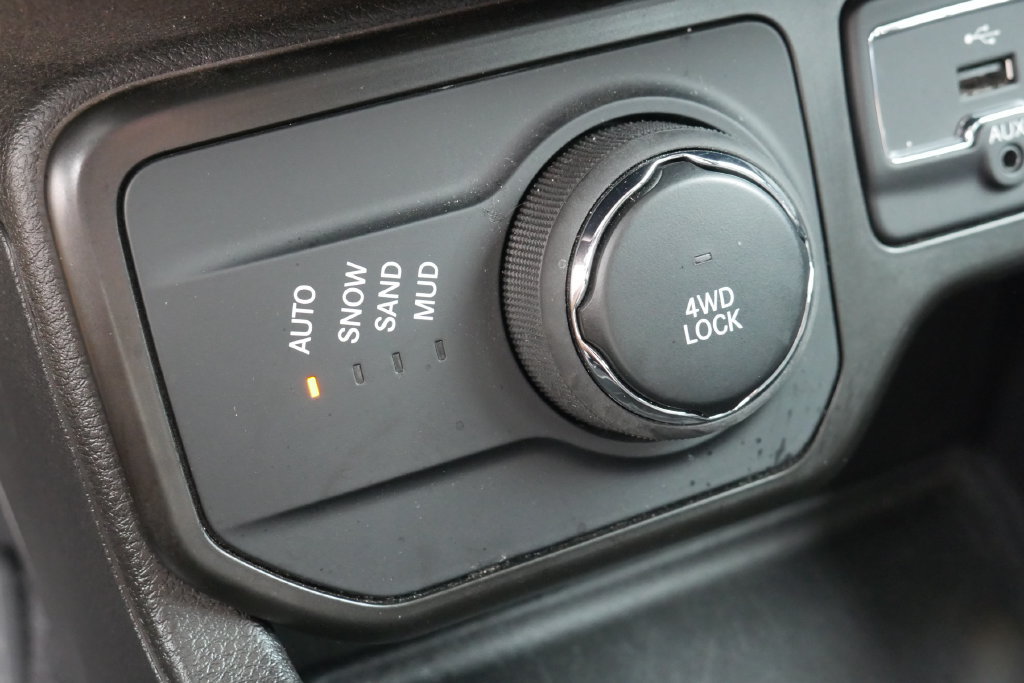 Used 2023 Jeep Renegade Latitude w/ Premium Group AWD/4WD image 18