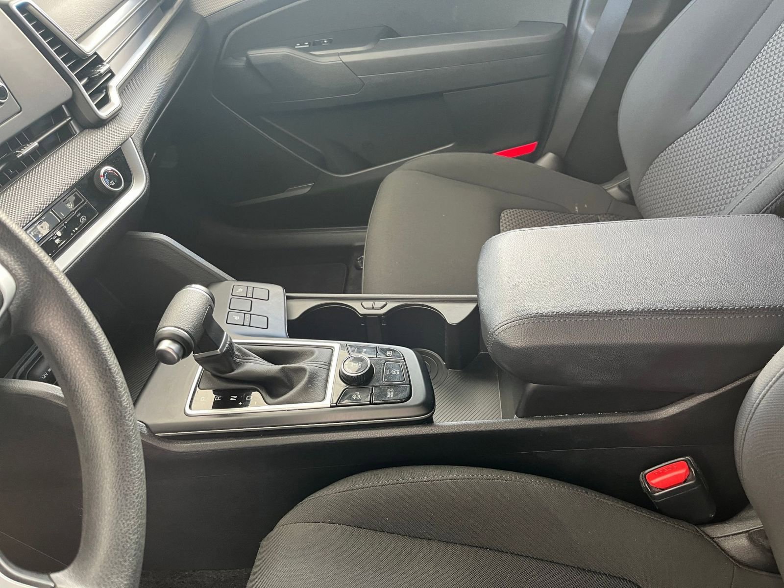 Used 2025 Kia Sportage LX image 40